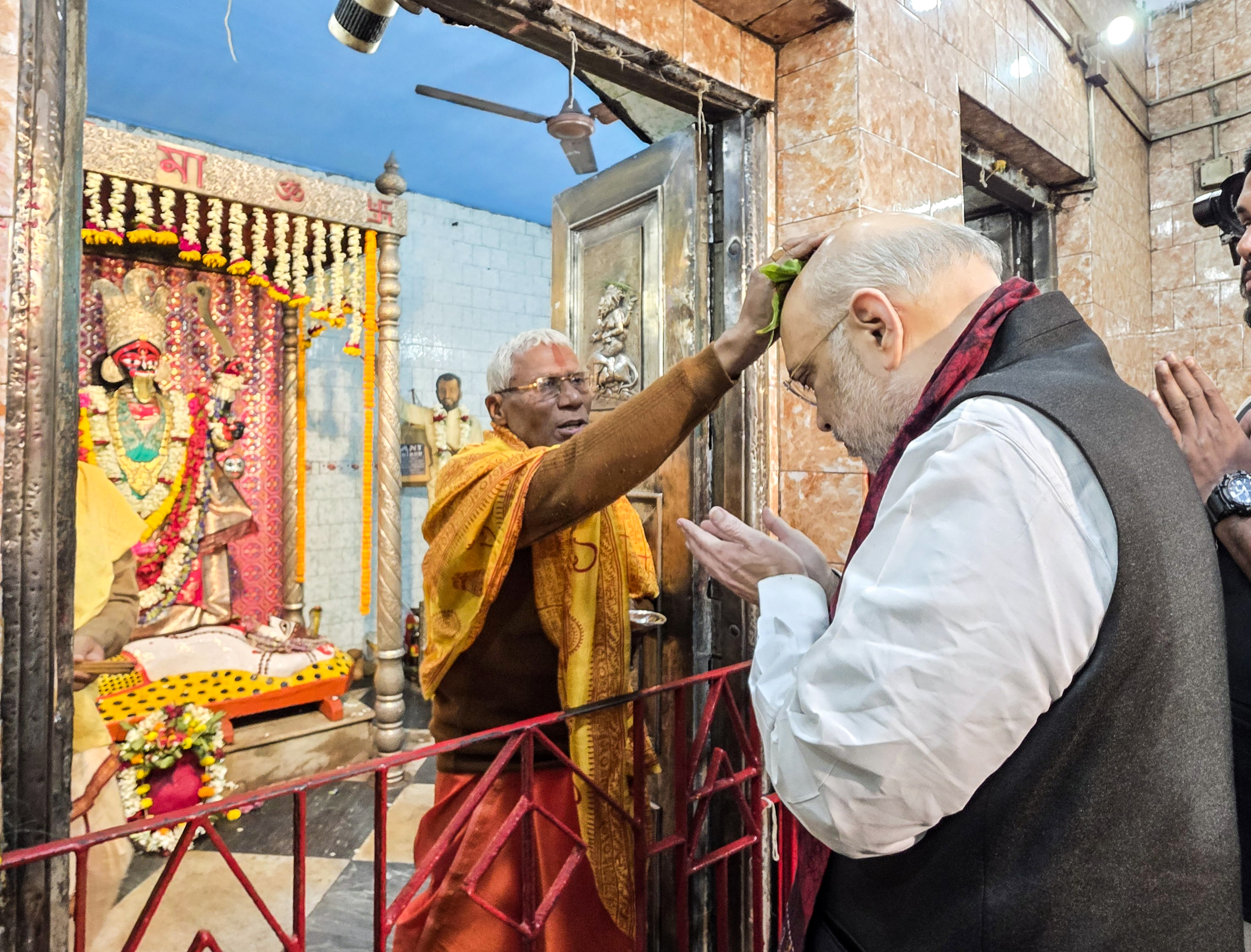 Union Home Minister and Minister of Cooperation Shri Amit Shah offered prayers at Thanthaniya Kalibadi Temple in Kolkata