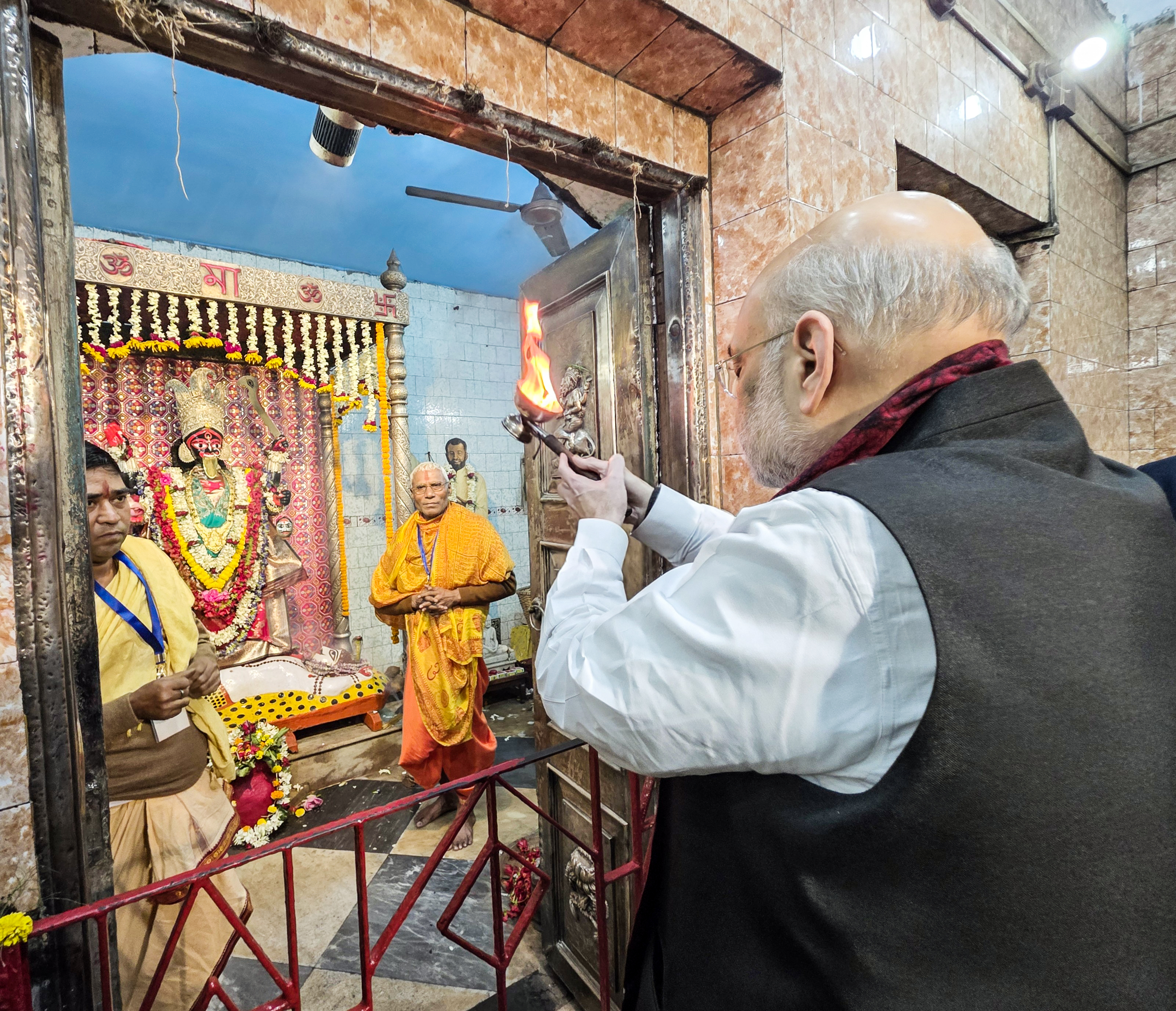 Union Home Minister and Minister of Cooperation Shri Amit Shah offered prayers at Thanthaniya Kalibadi Temple in Kolkata