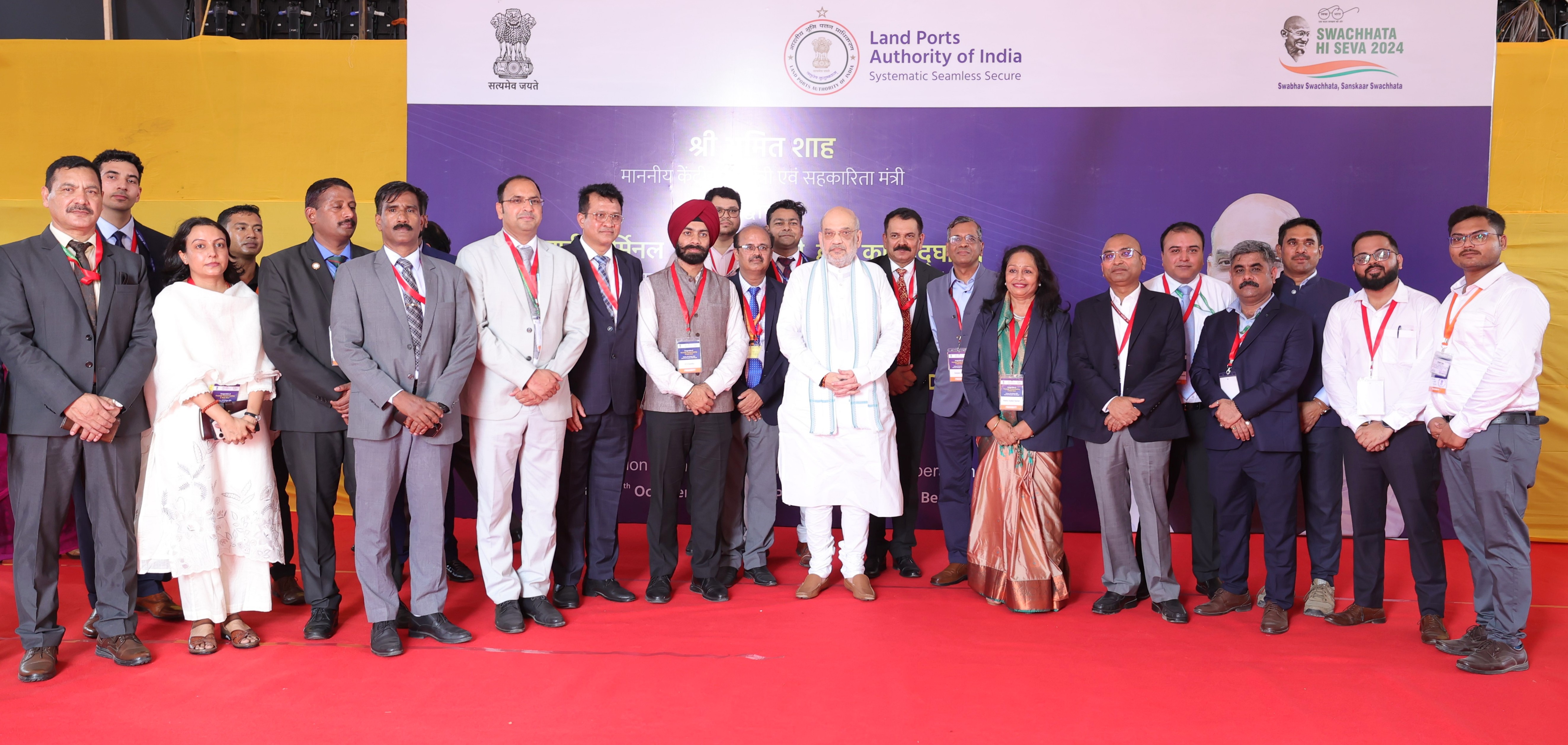 Governor of Tamil Nadu, Shri Banwarilal Purohit calling on the Union Home Minister Shri Amit Shah in New Delhi on June 10, 2019.