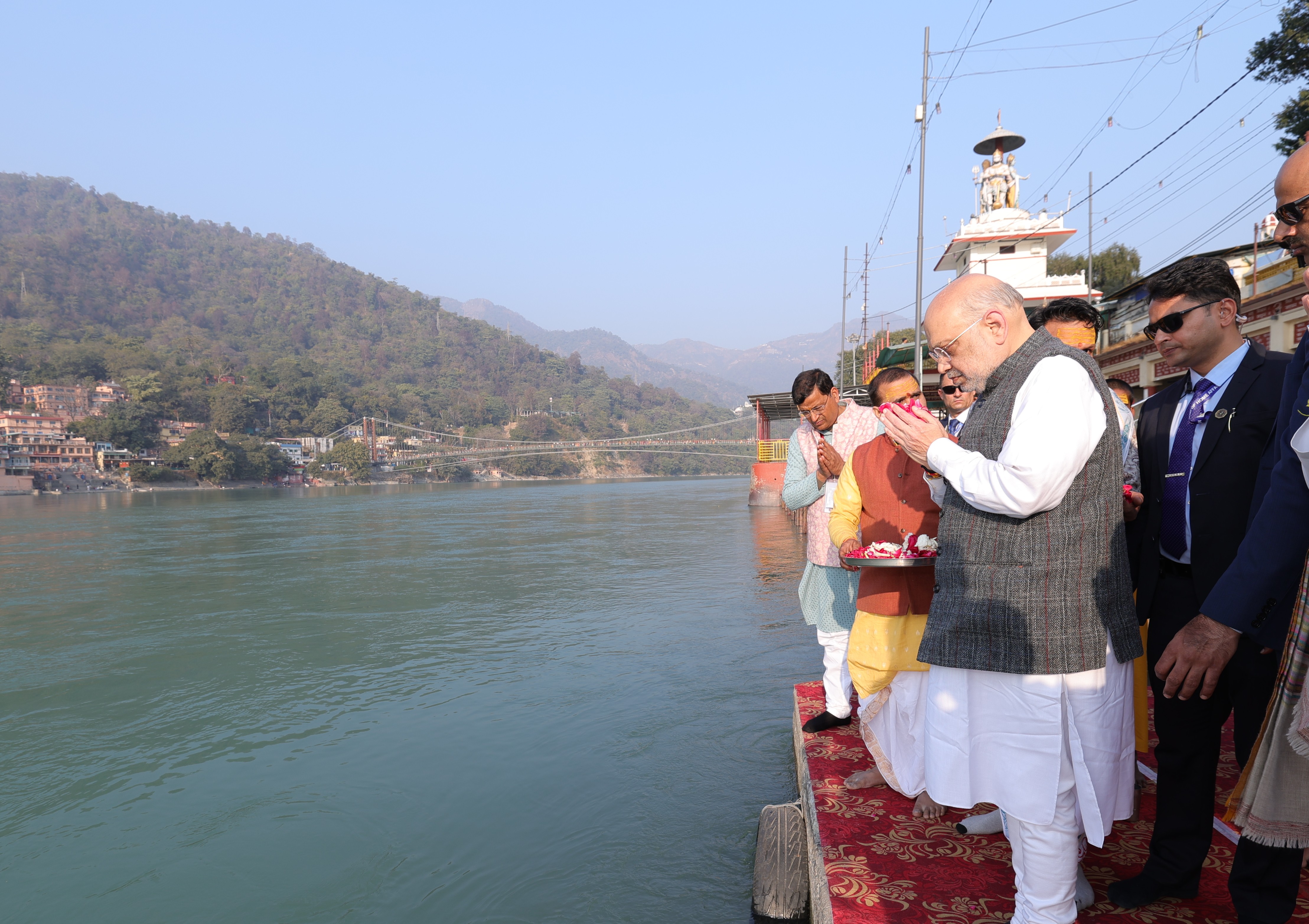 Union Home Minister went for Ganga Darshan and offered prayers to Maa Ganga