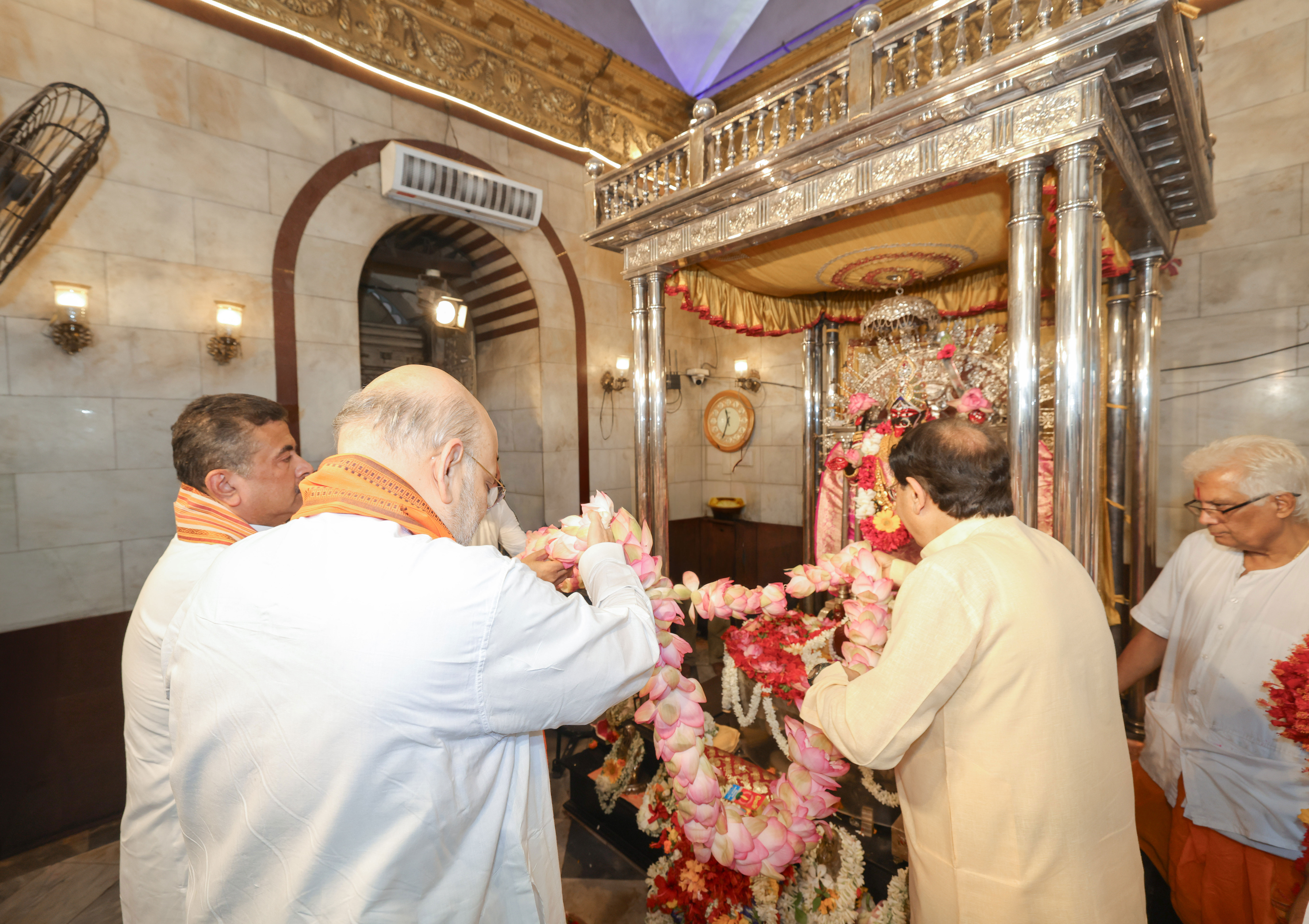  Union Home Minister and Minister of Cooperation Shri Amit Shah Ji offered prayers at Dakshineswar Kali Temple in Kolkata.