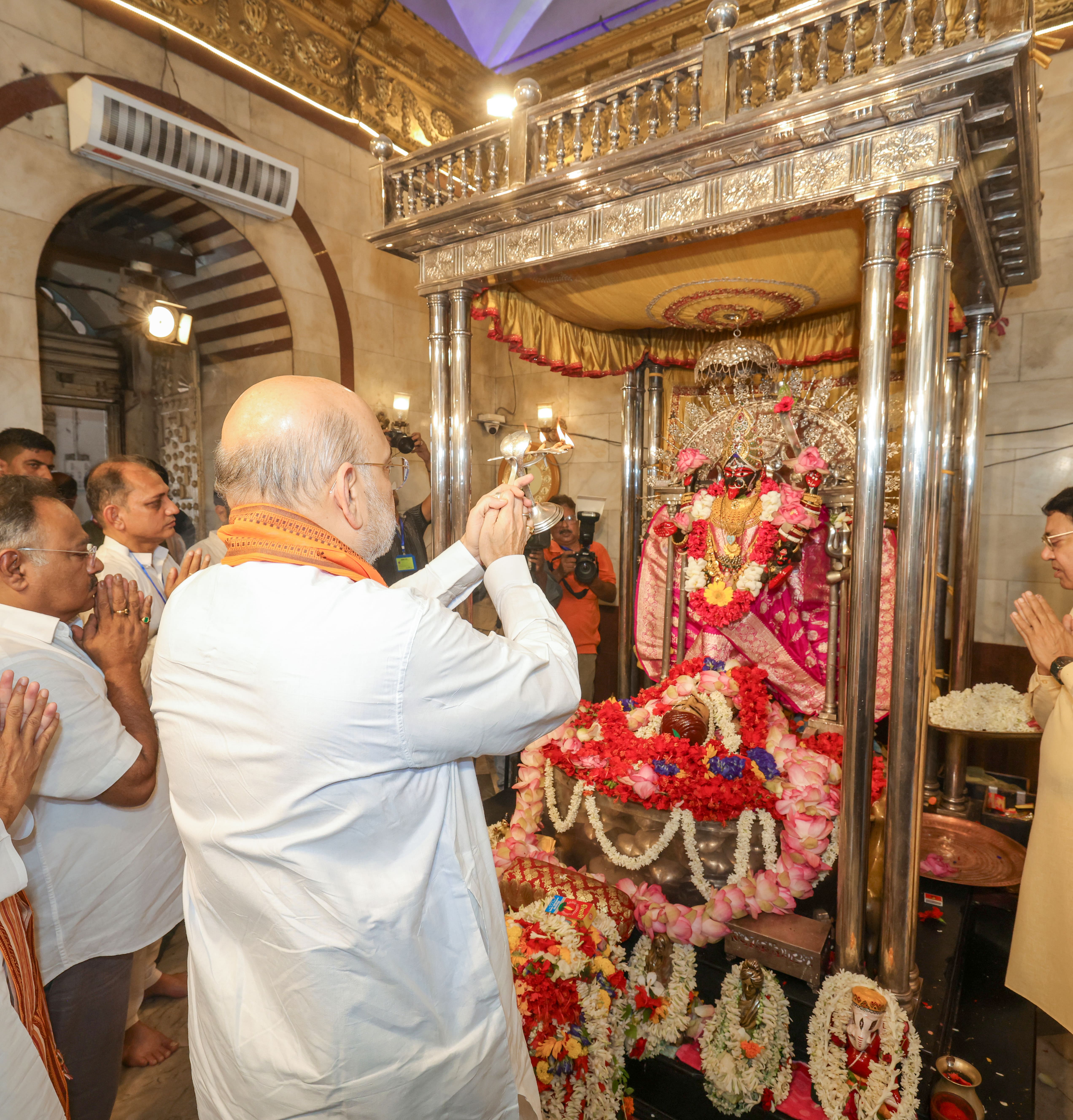  Union Home Minister and Minister of Cooperation Shri Amit Shah Ji offered prayers at Dakshineswar Kali Temple in Kolkata.