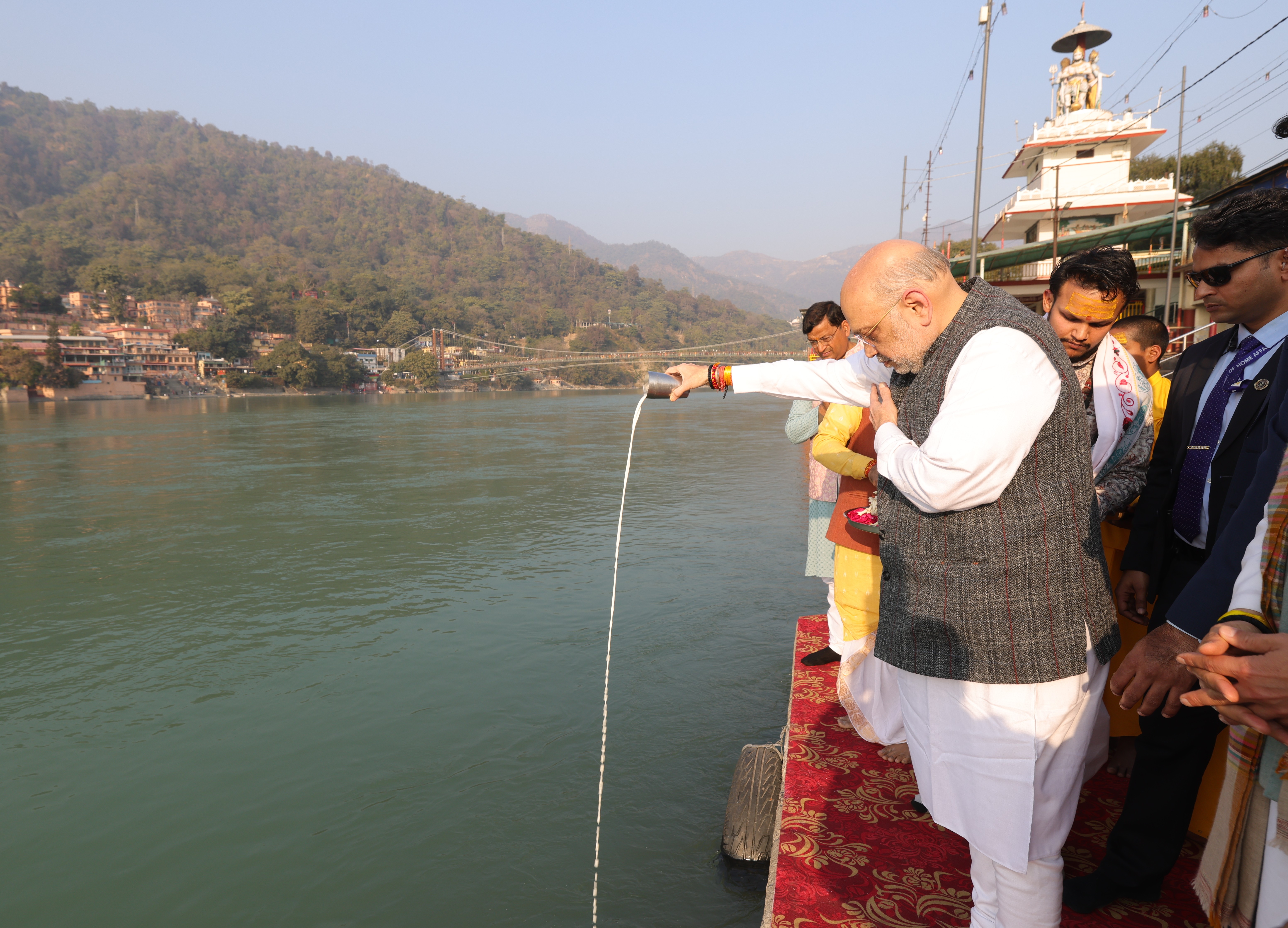 Union Home Minister went for Ganga Darshan and offered prayers to Maa Ganga