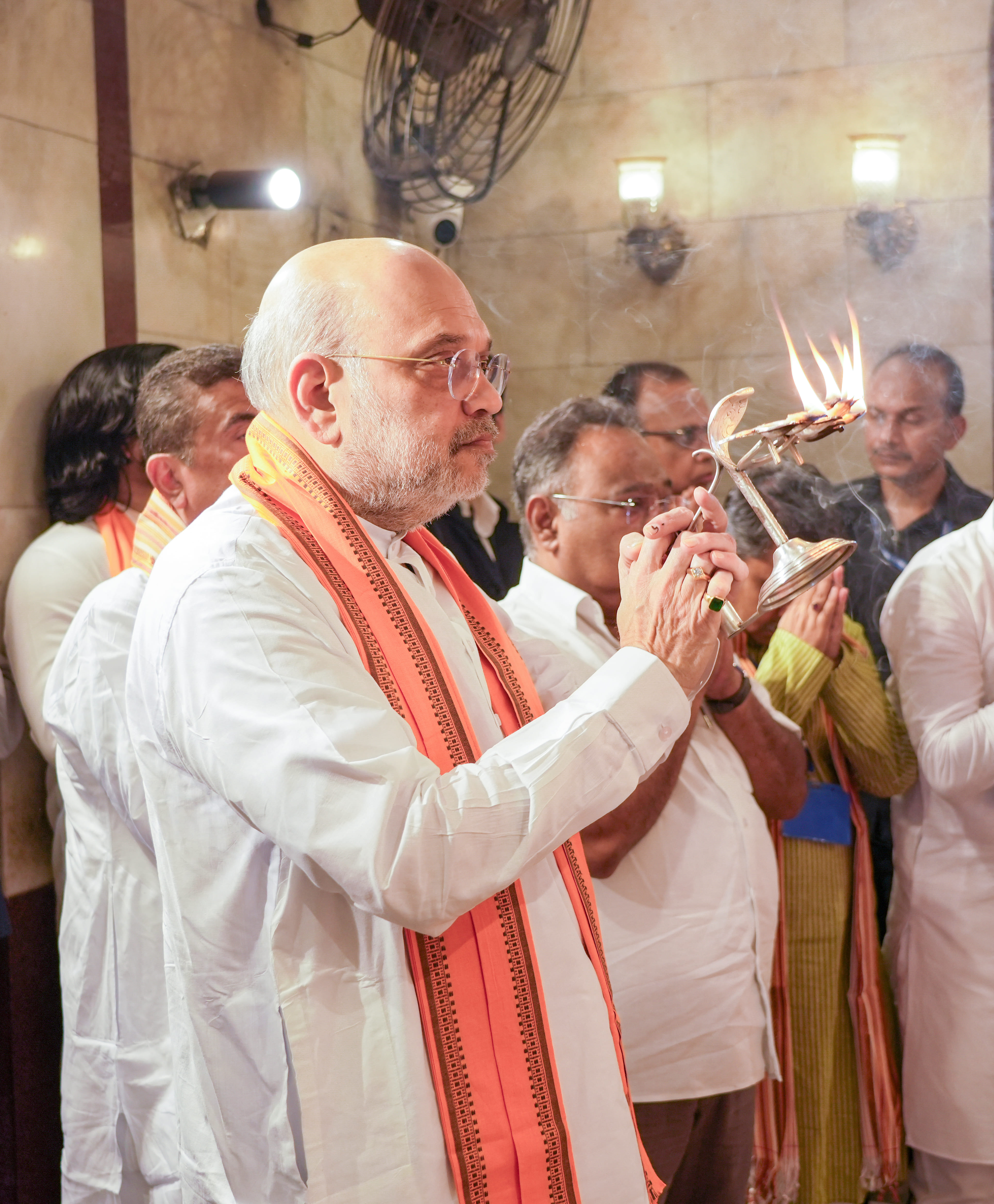  Union Home Minister and Minister of Cooperation Shri Amit Shah Ji offered prayers at Dakshineswar Kali Temple in Kolkata.
