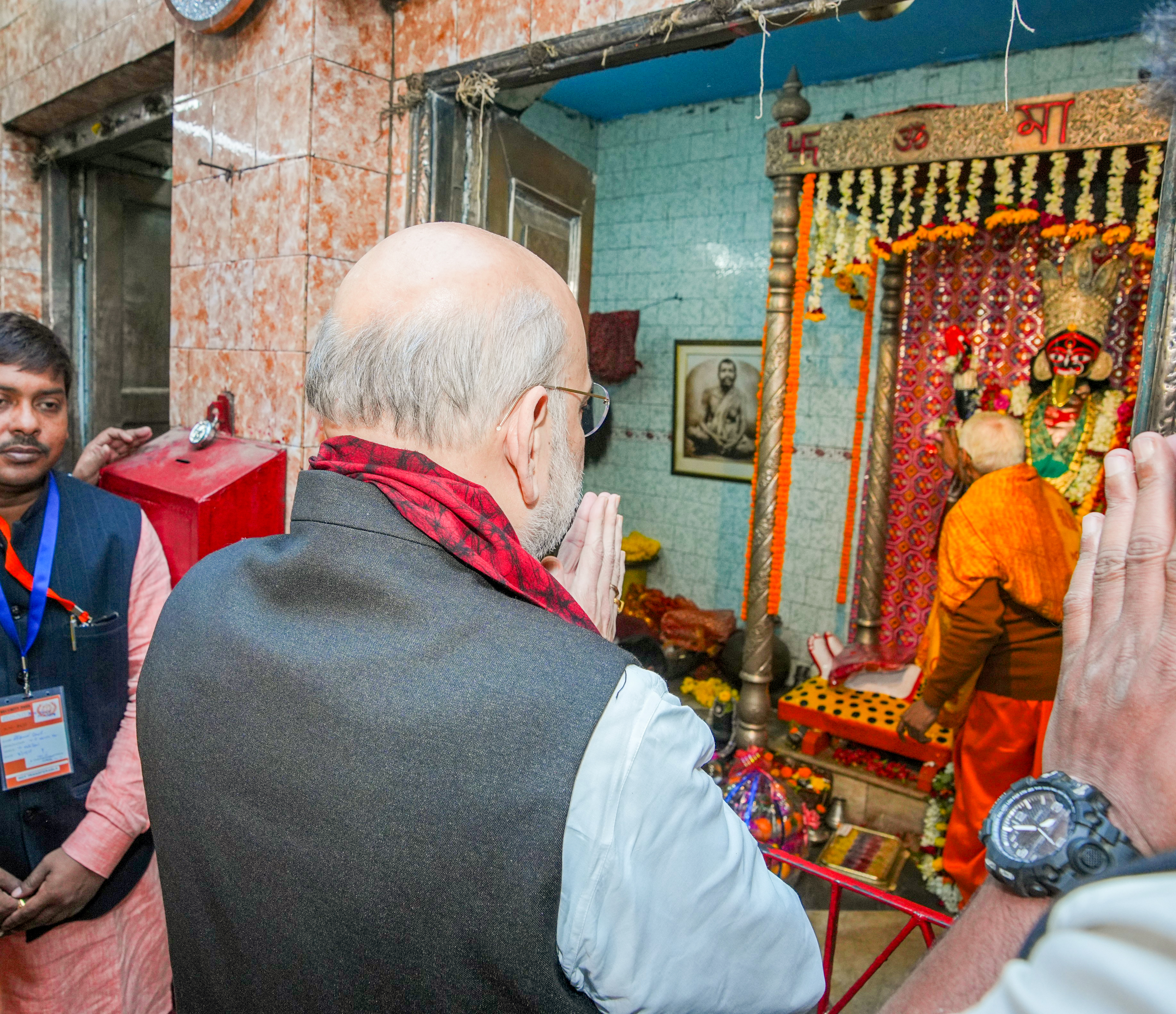 Union Home Minister and Minister of Cooperation Shri Amit Shah offered prayers at Thanthaniya Kalibadi Temple in Kolkata