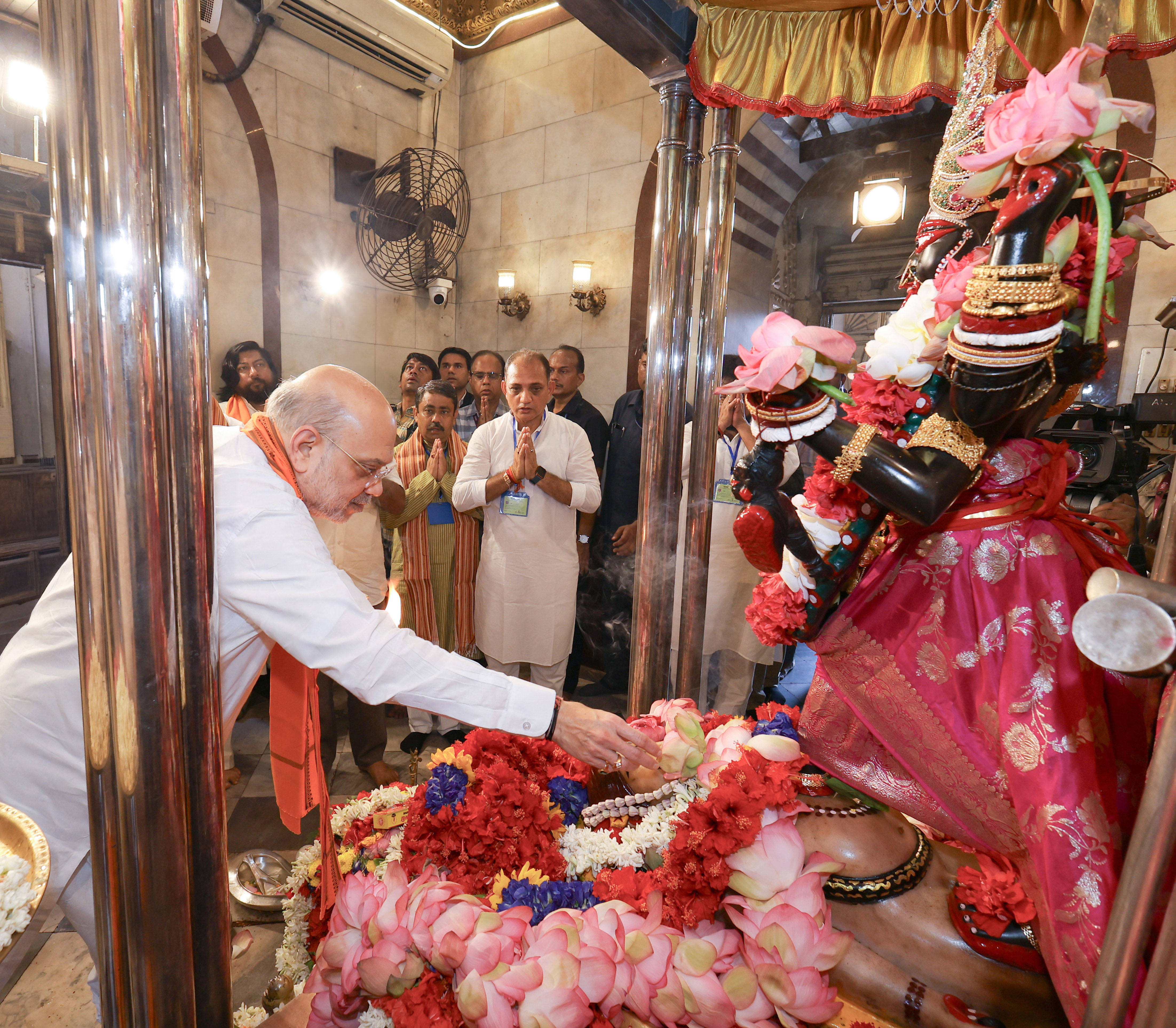  Union Home Minister and Minister of Cooperation Shri Amit Shah Ji offered prayers at Dakshineswar Kali Temple in Kolkata.