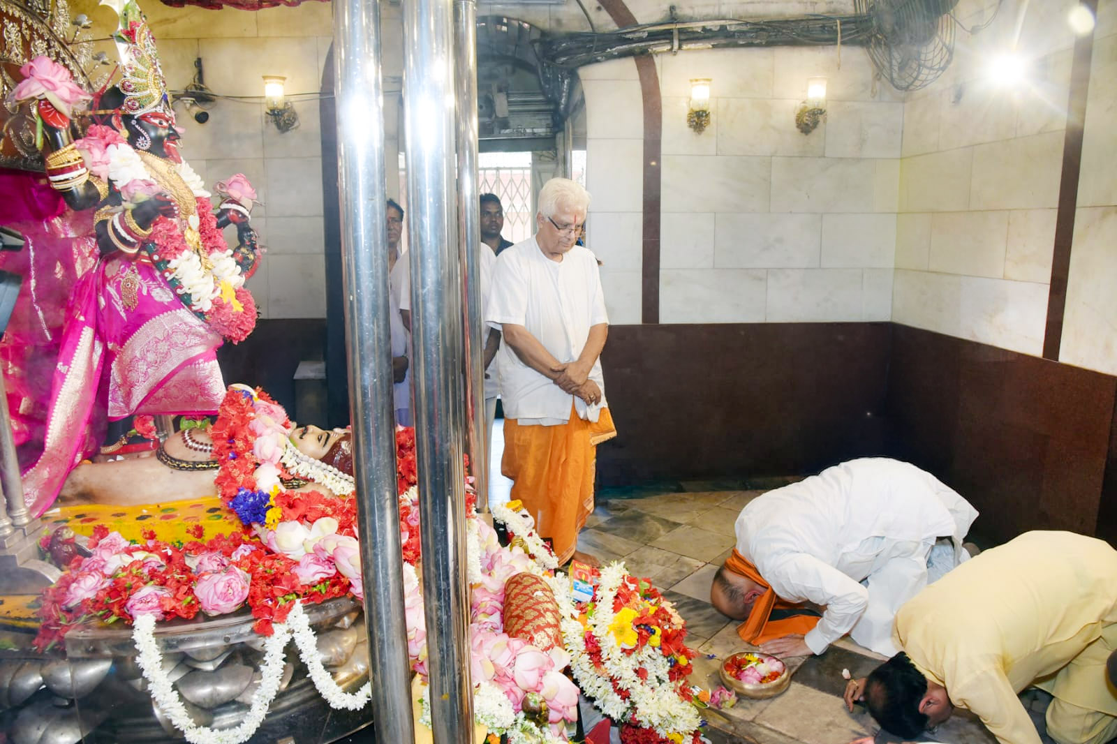  Union Home Minister and Minister of Cooperation Shri Amit Shah Ji offered prayers at Dakshineswar Kali Temple in Kolkata.